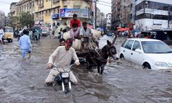 Karaçi'de şiddetli yağış sele yol açtı