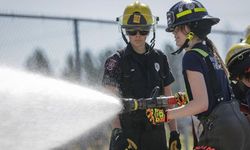 Kanada'nın Vancouver şehrindeki kadın itfaiyecilerin eğitim kampından kareler