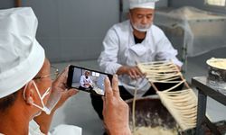 Çin'de babadan oğula miras kalan erişte yapımı