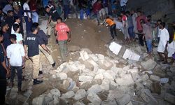 Pakistan'ın Karaçi kentinde çöken binada en az bir kişi hayatını kaybetti