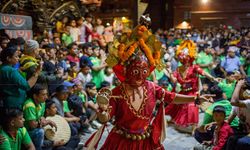 Nepal'de Nil Barahi Dans Festivali