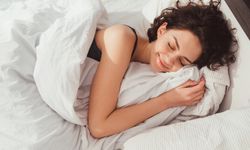 Araştırma: Yatağın solunda uyuyanlar daha pozitif uyanıyor