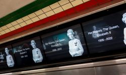 Londra'daki metro istasyonlarında II. Elizabeth'in resimleri sergileniyor