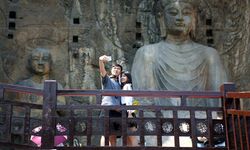 Çin'in Longmen Mağaraları Güz Ortası Festivali'nde turistlerin ilgi odağı oldu