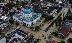 Endonezya'nın Aceh eyaletinde sel baskınına uğrayan evlerde yaşayanlar tahliye edildi