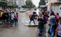 Gazze'de şiddetli yağıştan etkilenen mülteci kampındaki çocuklar