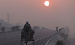 Hindistan'ın Pencap eyaletinde sisli ve soğuk bir sabah