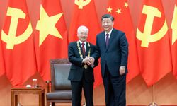 Xi'den Vietnam liderine dostluk madalyası