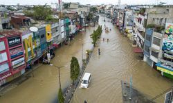 Endonezya'nın Medan şehrinde sular altında kalan caddeler