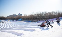 Beijing'deki parkta kızak keyfi