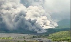 Endonezya'da Semeru Yanardağı lav püskürttü