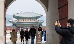 Güney Kore'de turistler kar altındaki Gyeongbokgung Sarayı'nı ziyaret etti