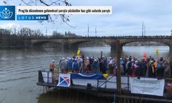 Video: Prag'da düzenlenen geleneksel yarışta yüzücüler buz gibi sularda yarıştı