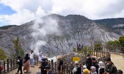 Endonezyalılar, Bahar Festivali tatilinde yanardağ görmeye gidiyor