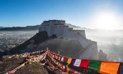 Tibetliler yeni yılı dua bayrakları asarak karşıladı