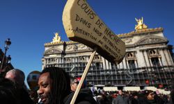 Paris'te emeklilik reformu protesto edildi