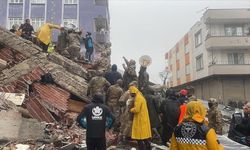 Malatya'da 5.6 büyüklüğünde deprem! Ağır hasarlı bina yıkıldı