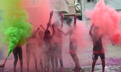 Hindistan'da renklerin festivali Holi coşkuyla kutlanıyor