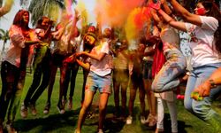 Hindistan'daki Holi Festivali'nden renkli görüntüler