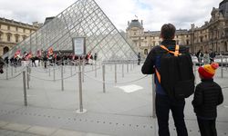 Fransa'da protestocular Louvre Müzesi'nin girişini kapattı