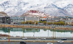 Tibet'te yoğun kar yağışı sonrası Potala Sarayı beyazlara büründü