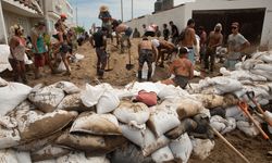 Yaku Kasırgası Peru'da hayatı felç etti