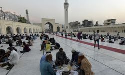 Bangladeşli Müslümanlar Camide iftar için bir araya geldi