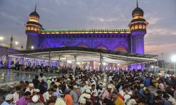 Hindistan'da halk camide iftar için bir araya geldi