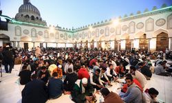 Kahire'deki El-Ezher Camisi'nde iftar