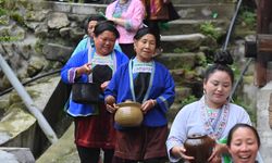 Çinli kadınlar Sanyuesan Festivali için nehirde saç yıkama etkinliği düzenledi