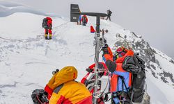 Çinli bilimsel keşif ekibi, Everest Dağı'ndaki meteoroloji istasyonunun bakımını yaptı