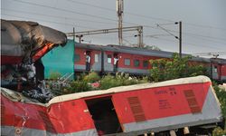 Hindistan'da tren kazasının yaşandığı bölgede demiryolu seferleri yeniden başladı