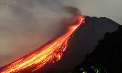 Endonezya'daki Merapi Yanardağı bir günde 16 kez patladı