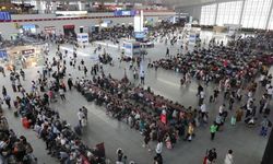 Çin'de tatil sezonu yaklaşırken tren biletlerinde rekor satış yaşanıyor