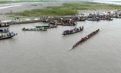 Bangladeş'te Jamuna Nehri üzerinde geleneksel tekne yarışı düzenlendi