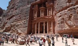 Petra antik kentinde sel nedeniyle yüzlerce turist tahliye edildi