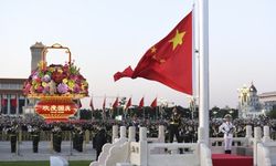 Çin Ulusal Günü'nde Tian'anmen Meydanı'nda bayrak töreni düzenlendi