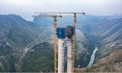 Çin'in güneybatısında inşa halindeki dünyanın en yüksek köprüsünün ana kulesi tamamlandı