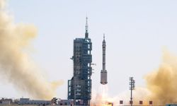 Çin'in Shenzhou-17 mürettebatlı aracı, uzay istasyonu kombinasyonuna başarıyla kenetlendi