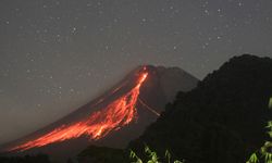 Endonezya'da Merapi Yanardağı patladı