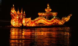 Laos'ta ışıklı tekne festivali düzenlendi