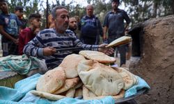 Gönüllüler, yerinden edilmiş Filistinliler için ekmek pişiriyor