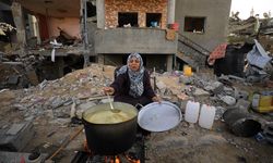 Filistinliler enkaza dönen Han Yunus'ta yaşam mücadelesi veriyor