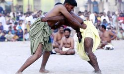 Pakistan'da geleneksel güreş müsabakası renkli görüntülere sahne oldu