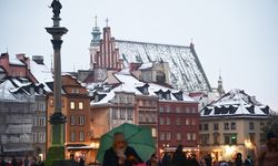 Varşova'da mevsimin ilk kar yağışıyla sokaklar beyaza büründü