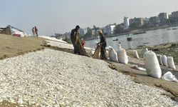 Bangladeş'te işçiler nehir kıyısındaki plastik malzemeleri geri dönüştürmek üzere kurutuyor