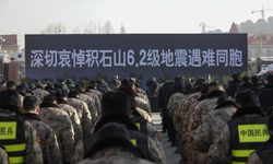 Çin'in Gansu eyaletindeki depremde hayatını kaybedenler için saygı duruşunda bulunuldu