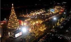 Endonezya'nın Surabaya kenti Noel ışık gösterisiyle aydınlandı