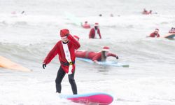 Hollanda'da Sörf Yapan Noel Babalar etkinliği düzenlendi