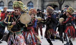 Romanya'da düzenlenen kış gelenek ve görenek festivali renkli görüntülere sahne oldu